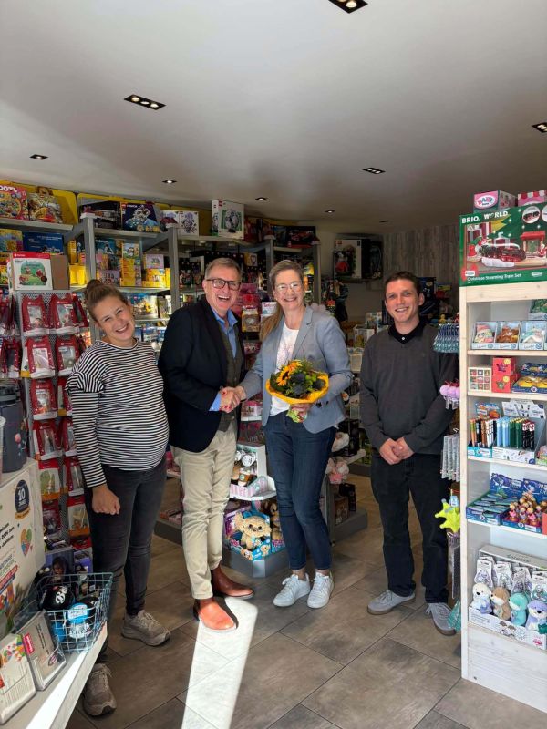 Bild mit Anja Gebhard im Spielzeugladen